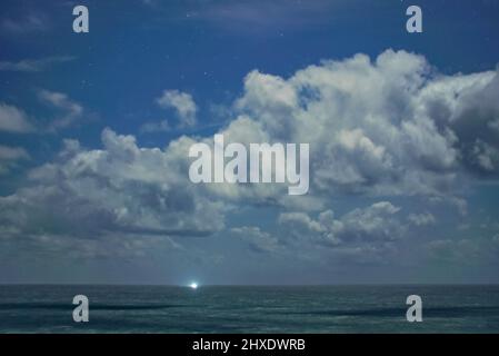 Bateau passant par British Channel sous la lumière de la Lune 2-2 Banque D'Images