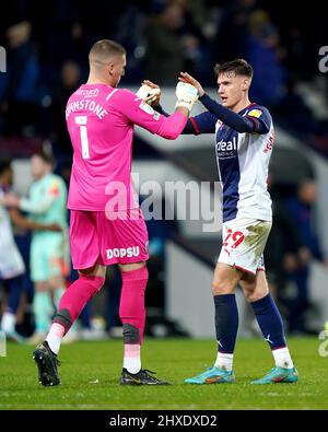 West Bromwich Taylor Gardner-Hickman (à droite) et le gardien de but Sam Johnstone célèbrent à la fin du match du championnat Sky Bet aux Hawthorns, West Bromwich. Date de la photo : vendredi 11 mars 2022. Banque D'Images