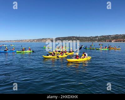 San Diego, Californie, États-Unis. 12th févr. 2022. Des kayakistes pagaient dans la réserve marine de l'État de Matlahuayl, à la Jolla Cove, au large de la côte de San Diego, lors d'une chaude journée d'hiver claire. (Image de crédit : © K.C. Fil de presse Alfred/ZUMA) Banque D'Images