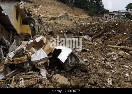 Glissement de terrain dans la ville de Petropolis, catastrophe naturelle, boue et débris. Les équipes de pompiers qui travaillent à la recherche et au sauvetage des victimes de pluie à Morro da Oficina Banque D'Images