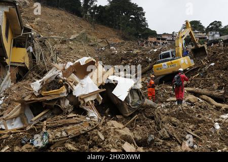 Glissement de terrain dans la ville de Petropolis, catastrophe naturelle, boue et débris. Les équipes de pompiers qui travaillent à la recherche et au sauvetage des victimes de pluie à Morro da Oficina Banque D'Images