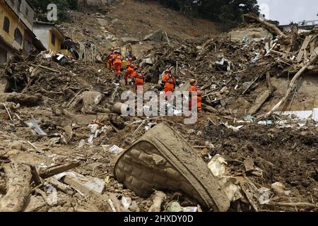 Glissement de terrain dans la ville de Petropolis, catastrophe naturelle, boue et débris. Les équipes de pompiers qui travaillent à la recherche et au sauvetage des victimes de pluie à Morro da Oficina Banque D'Images