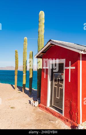 Playa el Burro, Mulegé, Baja California sur, Mexique. Un petit sanctuaire catholique sur la mer de Cortez. Banque D'Images