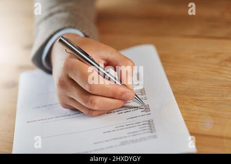 S'assurer de sa santé. Gros plan d'un homme remplissant un questionnaire médical. Banque D'Images