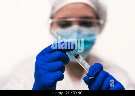 Médecin préparant une seringue pour une injection Banque D'Images