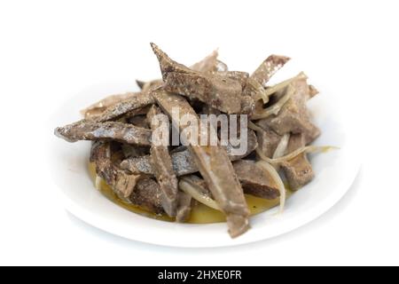 Foie avec oignons, une nourriture typique en Espagne. Isolé sur blanc. Concept d'alimentation saine (concentration sélective). Banque D'Images