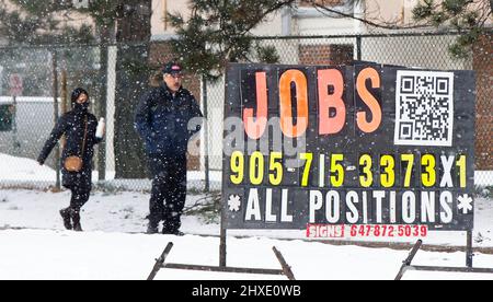 Toronto, Canada. 11th mars 2022. Un comité d'emploi est vu dans une rue à Toronto (Ontario), Canada, le 11 mars 2022. Le taux de chômage au Canada est tombé à 5,5 p. 100 en février 2022, inférieur à 5,7 p. 100 en février 2020 et semblable au taux record de 5,4 p. 100 observé en mai 2019, a déclaré Statistique Canada vendredi. Credit: Zou Zheng/Xinhua/Alamy Live News Banque D'Images