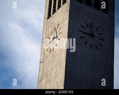 Horloge moderne minimaliste en gros plan avec Overcast Sky Banque D'Images