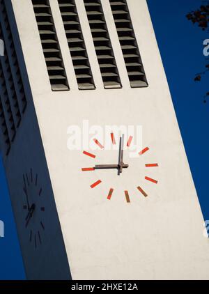 Horloge moderne minimaliste en gros plan sur une journée ensoleillée Banque D'Images