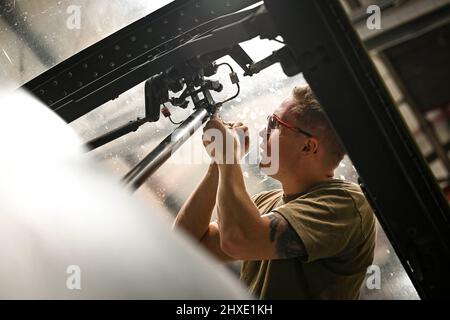 Shaw AFB, Caroline du Sud, États-Unis. 2nd mars 2022. Sergent d'état-major de la Force aérienne des États-Unis Ryan Banke, technicien en sortie de l'escadron de maintenance des composants 20th, effectue une inspection finale de l'installation d'un siège d'éjection et d'un auvent à la base aérienne Shaw, en Caroline du Sud, le 2 mars 2022. L'inspection finale a été effectuée pour s'assurer que tous les composants ont été correctement installés. Credit: US Air Force/ZUMA Press Wire Service/ZUMAPRESS.com/Alamy Live News Banque D'Images