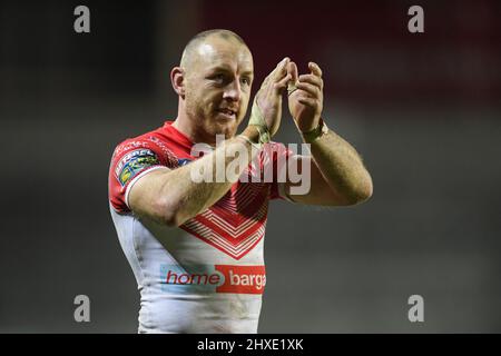 James Roby #9 de St Helens applaudit les supporters à la fin du match après son combat de côté Warrington Wolves 28-2 Banque D'Images