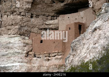 Montezuma Castle National Park Monument en Arizona est une maison de cinq étages construite entre 1100 et 1300 après J.-C. par le peuple sud de Sinagua Banque D'Images