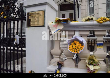 Londres, Royaume-Uni. 11th mars 2022. Des fleurs sont visibles à côté de l'entrée de l'ambassade. Des fleurs et des panneaux ont été laissés à l'extérieur de l'ambassade d'Ukraine à Holland Park, alors que la Russie poursuit son attaque contre l'Ukraine. Crédit : SOPA Images Limited/Alamy Live News Banque D'Images