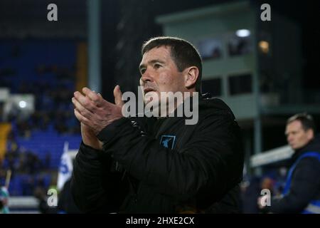 Birkenhead, Royaume-Uni. 11th mars 2022. Nigel Clough, directeur de la ville de Mansfield, regarde. EFL Skybet football League Two Match, Tranmere Rovers v Mansfield Town à Prenton Park, Birkenhead, Wirral, le vendredi 11th mars 2022. Cette image ne peut être utilisée qu'à des fins éditoriales. Utilisation éditoriale uniquement, licence requise pour une utilisation commerciale. Aucune utilisation dans les Paris, les jeux ou les publications d'un seul club/ligue/joueur.pic par Chris Stading/Andrew Orchard sports Photography/Alamy Live News crédit: Andrew Orchard sports Photography/Alamy Live News Banque D'Images