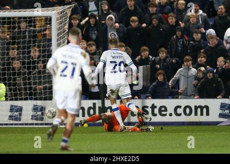 Birkenhead, Royaume-Uni. 11th mars 2022. Elliott Nevitt, de Tranmere Rovers, passe le ballon devant le gardien de but de la ville de Mansfield Nathan Bishop et marque le but de ses équipes en 2nd. EFL Skybet football League Two Match, Tranmere Rovers v Mansfield Town à Prenton Park, Birkenhead, Wirral, le vendredi 11th mars 2022. Cette image ne peut être utilisée qu'à des fins éditoriales. Utilisation éditoriale uniquement, licence requise pour une utilisation commerciale. Aucune utilisation dans les Paris, les jeux ou les publications d'un seul club/ligue/joueur.pic par Chris Stading/Andrew Orchard sports Photography/Alamy Live News crédit: Andrew Orchard sports Photography/Alamy Live News Banque D'Images