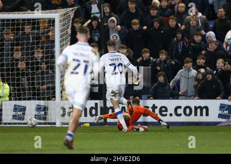 Birkenhead, Royaume-Uni. 11th mars 2022. Elliott Nevitt, de Tranmere Rovers, passe le ballon devant le gardien de but de la ville de Mansfield Nathan Bishop et marque le but de ses équipes en 2nd. EFL Skybet football League Two Match, Tranmere Rovers v Mansfield Town à Prenton Park, Birkenhead, Wirral, le vendredi 11th mars 2022. Cette image ne peut être utilisée qu'à des fins éditoriales. Utilisation éditoriale uniquement, licence requise pour une utilisation commerciale. Aucune utilisation dans les Paris, les jeux ou les publications d'un seul club/ligue/joueur.pic par Chris Stading/Andrew Orchard sports Photography/Alamy Live News crédit: Andrew Orchard sports Photography/Alamy Live News Banque D'Images