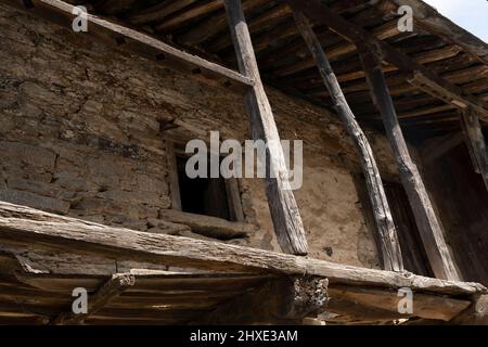 Façade rustique en pierre et bois d'une ferme le long des Camino Frances dans le village de Valtuille de Arriba, León, Espagne. Cette ancienne route du W Banque D'Images