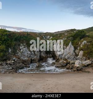 Unique Gulpiyuri plage intérieure avec mer venant des falaises de Cantabrie, Espagne Banque D'Images