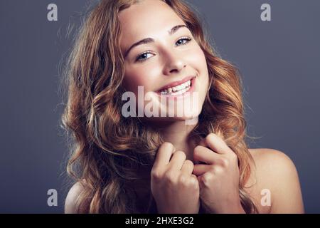 Une féminité sans faille. Portrait d'une belle jeune femme en studio. Banque D'Images