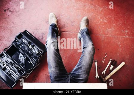 Il peut tout réparer. Vue rognée d'un homme travaillant avec certains outils. Banque D'Images
