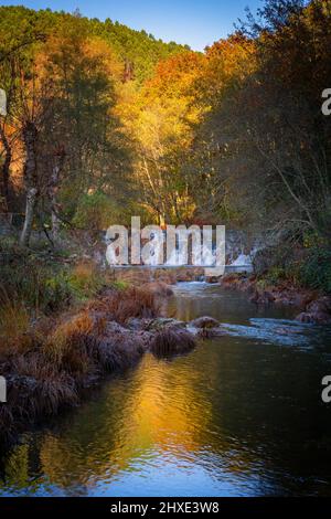 Mestres au coucher du soleil sur le chemin de randonnée de Piscaredo sur un paysage d'automne avec la rivière Cabril à Mondim de Basto, Portugal Banque D'Images