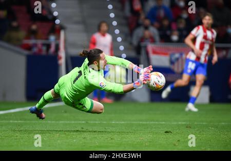 Madrid, Espagne. 11th mars 2022. Le gardien de but de Cadix Jeremias Ledesma sauve le ballon lors du match de la Liga entre l'Atlético de Madrid et Cadix CF à Madrid, Espagne, le 11 mars 2022. Credit: Gustavo Valiente/Xinhua/Alamy Live News Banque D'Images