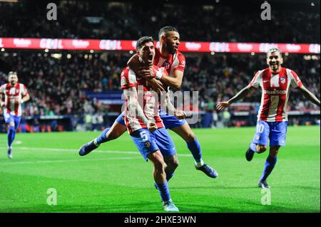 Madrid, Espagne. 11th mars 2022. Rodrigo de Paul (devant) de l'Atletico de Madrid célèbre son but lors du match de la Liga entre l'Atletico de Madrid et Cadix CF à Madrid, Espagne, le 11 mars 2022. Credit: Gustavo Valiente/Xinhua/Alamy Live News Banque D'Images