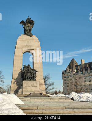 Ottawa (Ontario), Canada - le 10 mars 2022 : le Mémorial national de guerre du centre-ville d'Ottawa vu en hiver. Banque D'Images