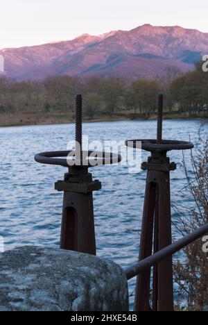 Vieux robinets rouillés pour ouvrir une porte de barrage d'eau dans la vallée de l'Ambroz Banque D'Images