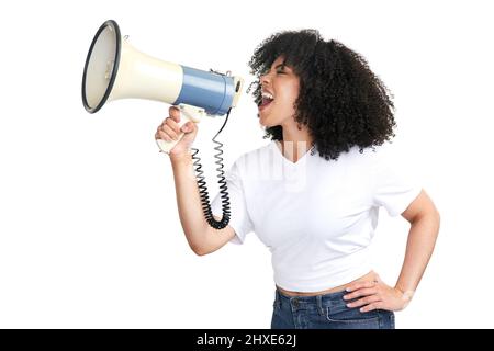 Nous ne nous arrêterons pas jusqu'à ce que nous faisons une différence. Photo en studio d'une jeune femme attrayante utilisant un mégaphone sur fond blanc. Banque D'Images