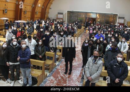 11 mars 2022, Arzano, Campanie/Napoli, Italie: Mimmo Battaglia, l'archevêque de Naples rencontre les jeunes des paroisses. (Image de crédit : © Salvatore Esposito/Pacific Press via ZUMA Press Wire) Banque D'Images