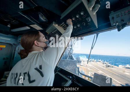 220303-N-MW880-1074 OCÉAN ATLANTIQUE (le 3 mars 2022) Airman Victoria Evans allume le tablier du porte-avions USS George H.W. Bush (CVN 77), 3 mars 2022. George H.W. Bush fournit à l'autorité de commandement nationale une capacité de combat flexible et tailleurs par le biais du groupe de grève des transporteurs qui maintient la stabilité et la sécurité maritimes afin d'assurer l'accès, de décourager l'agression et de défendre les intérêts américains, alliés et partenaires. (É.-U. Photo de la marine par le Matelot de 1re classe, apprenti Samuel Wagner) Banque D'Images