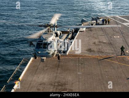 220215-N-UI066-1016 OCÉAN ATLANTIQUE (FÉV 15, 2022) un hélicoptère MH-60s Knight Hawk attaché à l’Escadron de combat de la mer (HSC) 5, prend son décollage du pont de vol du porte-avions USS George H. W. Bush (CVN 77) pendant le problème de disponibilité d’entraînement du navire sur mesure/d’évolution finale (TSTA/FEP), février 15. La TSTA/FEP est une évolution de la formation en plusieurs phases conçue pour donner à l’équipage une base solide de compétences opérationnelles au niveau de l’unité et pour améliorer la capacité du navire à s’autoentraîner. George H.W. Bush fournit à l'autorité de commandement nationale une capacité flexible et tailleurs de combat par le biais du Banque D'Images