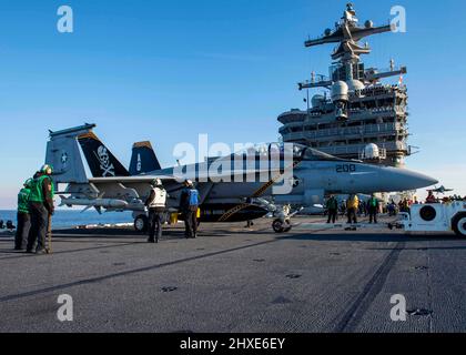 220215-N-MW880-1046 OCÉAN ATLANTIQUE (FÉV 15, 2022) Un tracteur repositionne un avion F/A-18F Super Hornet, attaché au Strike Fighter Squadron 103 (VFA-103), sur le pont de vol de l'USS George H.W. Bush (CVN 77) au cours du problème de disponibilité de la formation du navire sur mesure/évaluation finale (TSTA/FEP), 15 février 2022. La TSTA/FEP est une évolution de la formation en plusieurs phases conçue pour donner à l’équipage une base solide de compétences opérationnelles au niveau de l’unité et pour améliorer la capacité du navire à s’autoentraîner. George H.W. Bush fournit à l’autorité de commandement nationale une capacité de combat flexible et tapable par l’intermédiaire du carr Banque D'Images