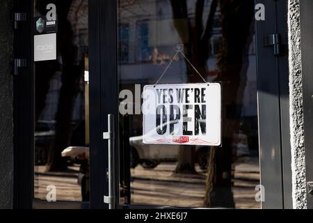 Lviv, Ukraine. 11th mars 2022. Un panneau « ouvert » est visible dans un magasin de Lviv. Les civils de Lviv tentent de vivre leur vie normale malgré le couvre-feu en place le 16th jour de l'invasion russe de l'Ukraine. Crédit : SOPA Images Limited/Alamy Live News Banque D'Images