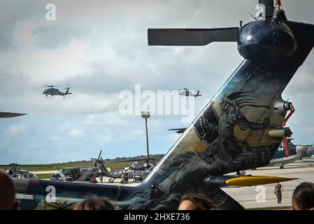 BASE AÉRIENNE D'ANDERSEN, Guam (fév 17, 2022) des hélicoptères de l'Escadron de combat de la mer (HSC) effectuent un survol lors d'une cérémonie de changement de commandement, le 17 février. HSC 25 fournit une capacité d'aile rotative multimission pour les unités de la zone d'exploitation de la flotte américaine 7th, afin d'inclure le territoire de Guam et les îles de la marina du Nord. Ces membres de l’équipage de Guam des « chevaliers de l’île » soutiennent également la Garde côtière américaine et la région commune Marianas en maintenant une capacité de recherche et de sauvetage de 24 heures et d’évacuation médicale. HSC 25 est le premier et le seul expedi MH-60s déployé vers l'avant de la Marine Banque D'Images