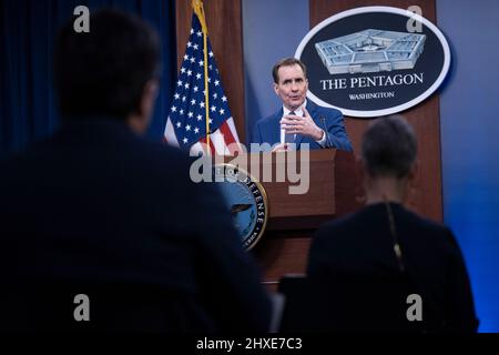 Arlington, États-Unis d'Amérique. 11th mars 2022. Arlington, États-Unis d'Amérique. 11 mars 2022. Le secrétaire de presse du Pentagone, John Kirby, répond à une question sur l'invasion russe de l'Ukraine lors d'un briefing de presse au Pentagone, le 11 mars 2022 à Arlington, en Virginie. Credit: Lisa Ferdinando/DOD/Alay Live News Banque D'Images