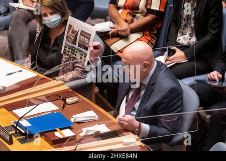 New York, NY - 11 mars 2022: L'Ambassadeur de Russie, Vassily Nebenzia, prend la parole à la réunion du Conseil de sécurité au Siège de l'ONU Banque D'Images