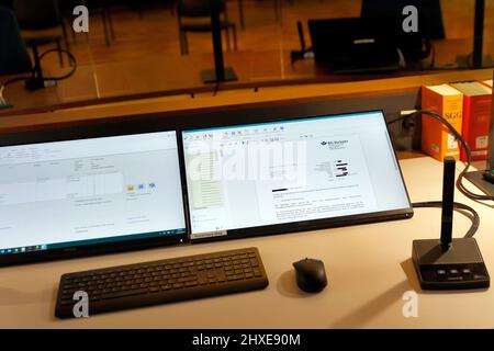 Berlin, Allemagne. 15th févr. 2022. Table de juge dans une salle d'audience entièrement équipée pour la gestion électronique des dossiers. C'est le plus grand tribunal social d'Allemagne. (À dpa-KORR 'bannières et moniteurs au lieu de fichiers') Credit: Carsten Koall/dpa/Alay Live News Banque D'Images