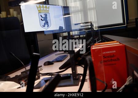 Berlin, Allemagne. 15th févr. 2022. Table de juge dans une salle d'audience entièrement équipée pour la gestion électronique des dossiers. C'est le plus grand tribunal social d'Allemagne. (À dpa-KORR 'bannières et moniteurs au lieu de fichiers') Credit: Carsten Koall/dpa/Alay Live News Banque D'Images