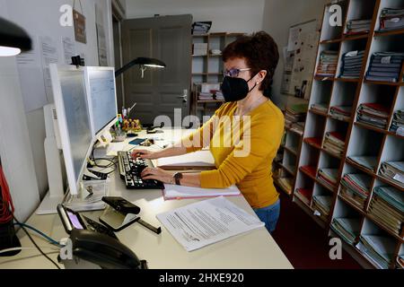 Berlin, Allemagne. 15th févr. 2022. Le juge Scholz travaille devant un ordinateur avec des dossiers de cour. Le plus grand tribunal social d'Allemagne dispose d'une salle d'audience entièrement équipée pour la tenue de dossiers électroniques. (À dpa-KORR 'bannières et moniteurs au lieu de fichiers') Credit: Carsten Koall/dpa/Alay Live News Banque D'Images