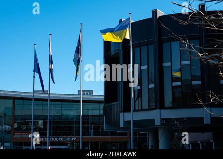 Le drapeau ukrainien s'est hissé sur un mât de drapeau à l'hôtel de ville de Hoofddorp, aux pays-Bas, pendant la guerre entre l'Ukraine et la Russie Banque D'Images