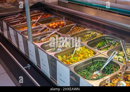 Légumes indonésiens présentés dans des plateaux de présentation en magasin dans un magasin indonésien toko Banque D'Images