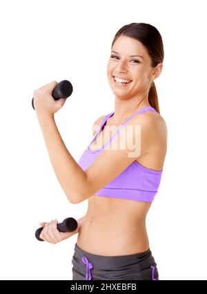 Renforcement de la force et confiance en soi. Photo d'une jeune femme levant des haltères isolées sur du blanc. Banque D'Images