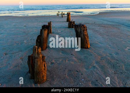 Vestiges d'Une jetée endommagée par un ouragan sur Folly Beach, Folly Island, Caroline du Sud, États-Unis Banque D'Images