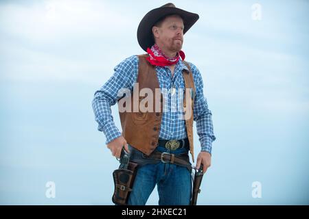 Cowboy en chapeau de cowboy. Ouest sauvage, Ouest, homme avec revolver pistolet vintage. Banque D'Images