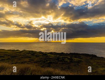 Coucher de soleil sur le littoral volcanique de la ville historique de Ka Lae (South point). Le point le plus au sud des États-Unis, Hawaï, Hawaï, États-Unis Banque D'Images