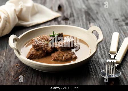 Lapis Daging, ragoût de bœuf sucré de Java est. Fait de bœuf bouilli avec sauce soja. Sur une table en bois, sélectionnez Focus Banque D'Images