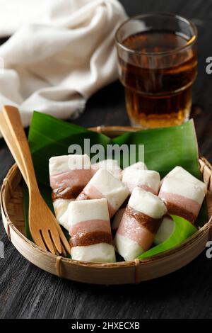 Getuk Tigna Warna ou Getuk Trio, en-cas javanais traditionnel sucré de Magelang. Un mélange de manioc et de noix de coco, sur une table en bois Banque D'Images