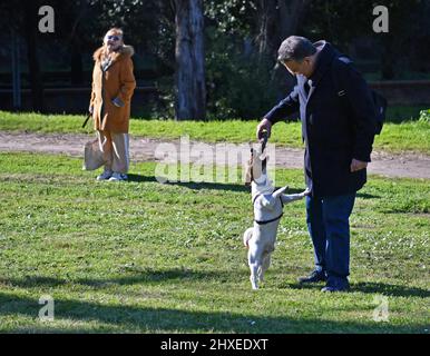 Rome, Italie. 10th mars 2022. Un homme joue avec son chien à la Villa Borghèse à Rome, en Italie, le 10 mars 2022. Credit: Jin Mamengni/Xinhua/Alamy Live News Banque D'Images